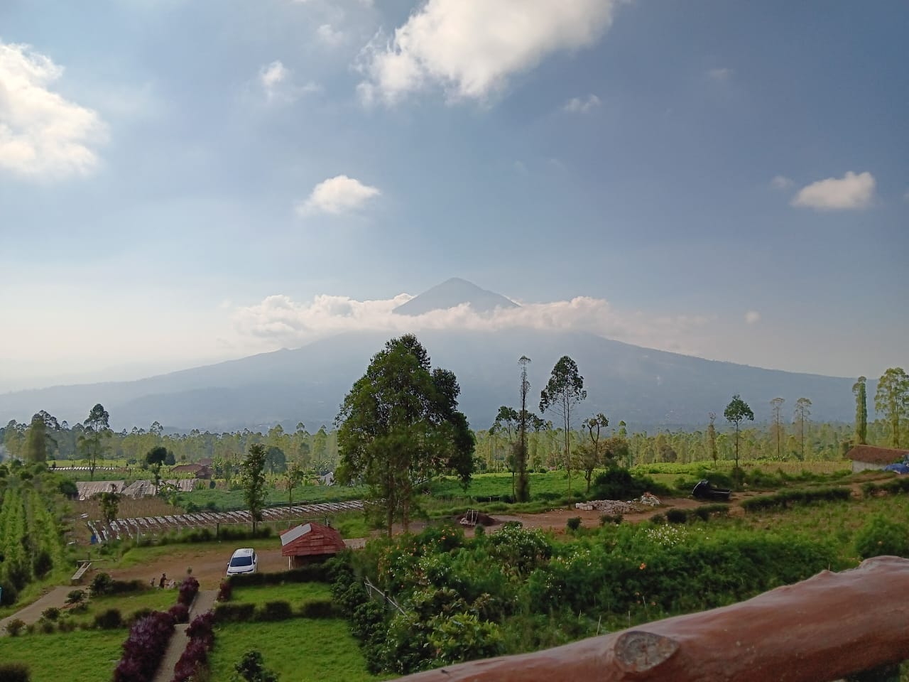 Panorama pegunungan Desa Karamatwangi