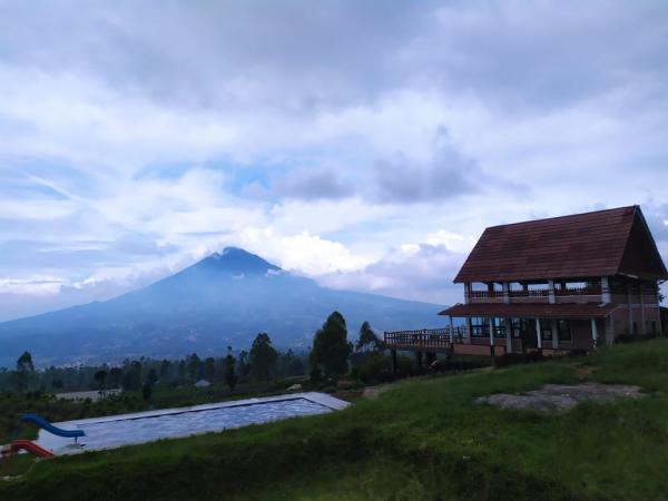 Kolam air panas Teras Papandayan dengan latar Gunung Papandayan