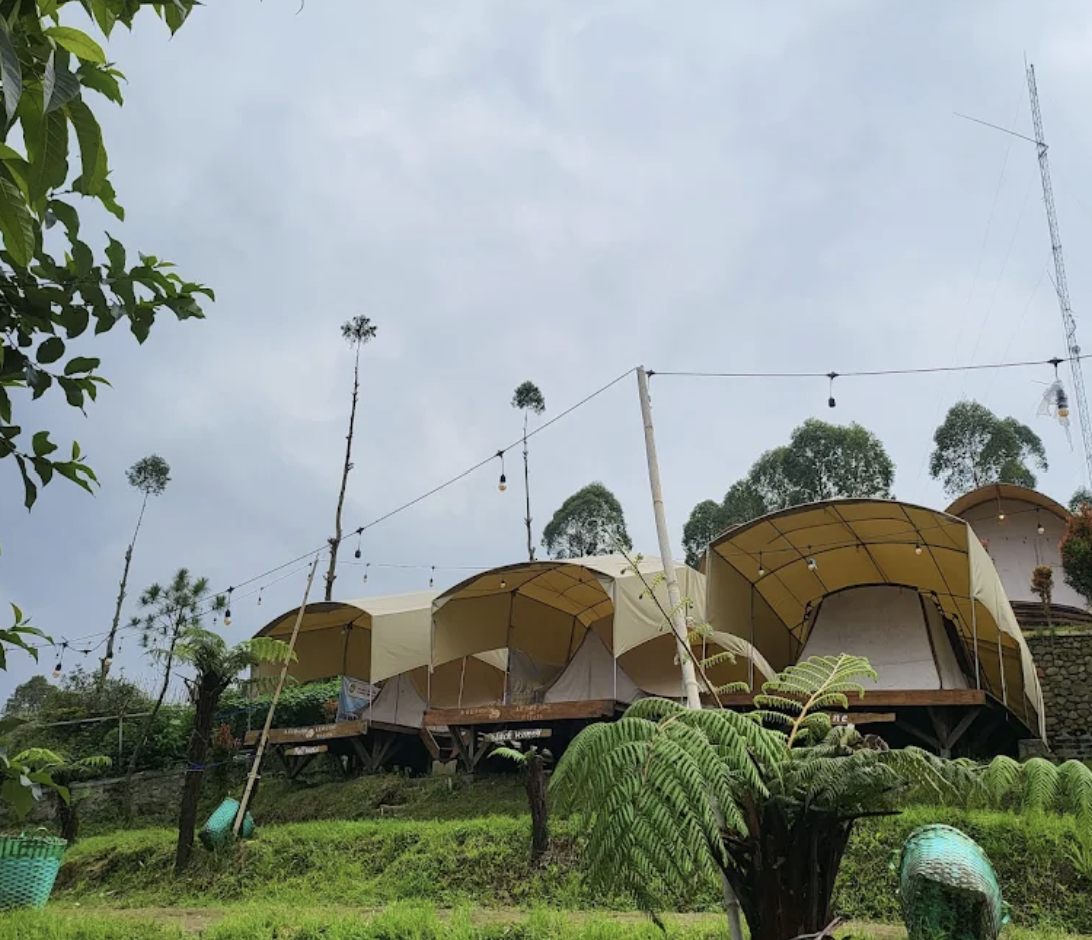 Deretan tenda glamping di lereng Agrowisata Tepas Papandayan