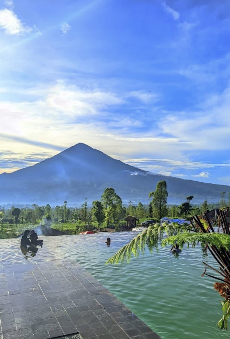 Kolam air panas Agrowisata Tepas Papandayan dengan latar Gunung Papandayan