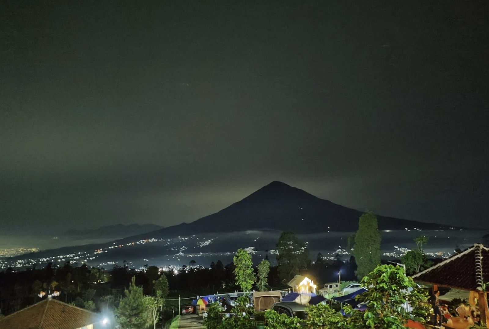 Panorama malam Gunung Papandayan dari Agrowisata Tepas Papandayan