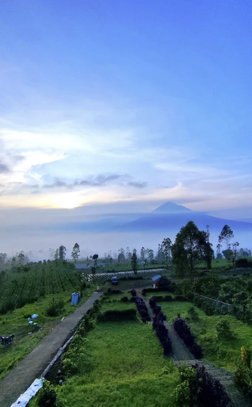 Panorama Gunung Papandayan saat matahari terbit dari Agrowisata Tepas Papandayan